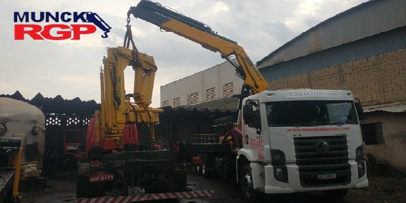Caminhão Munck em Ribeirão Preto é uma combinação de um caminhão convencional com uma gruazinha hidráulica, que permite o levantamento e movimentação de cargas pesadas, como materiais de construção, máquinas, estruturas metálicas,